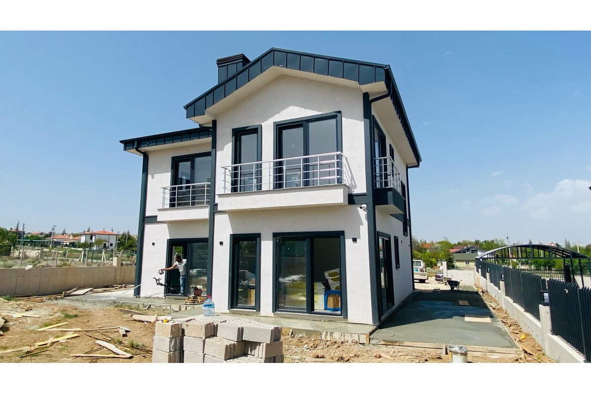 Ankara Gölbaşı’nda teslim edilmiş 250 m² iki katlı çelik ev dış cephe görünümü