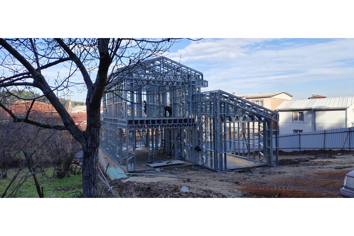 Bursa Misi Köyü’nde teslim edilmiş 220 m² iki katlı garajlı çelik ev dış cephe görünümü