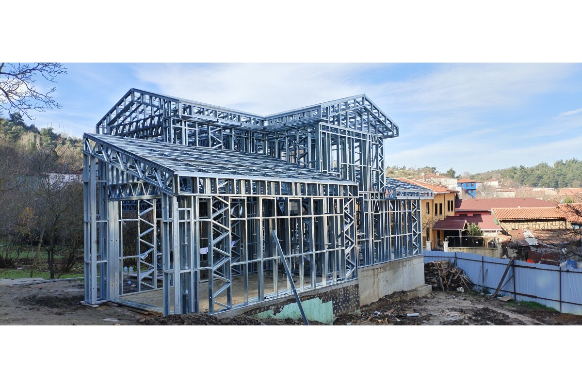 Bursa Misi Köyü’nde Teslim Edilmiş 220 m² İki Katlı Çelik Ev – Garajlı, Amerikan Mutfaklı, Ebeveyn Banyolu Modern Konut