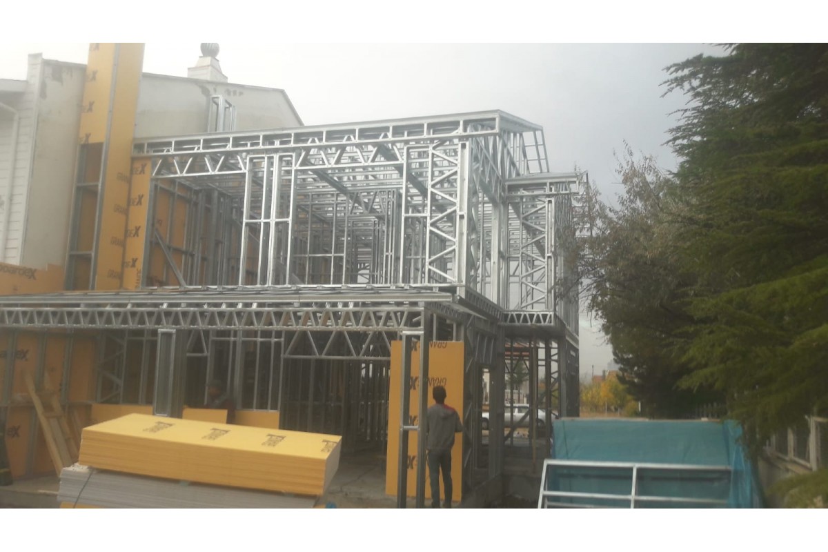 Ankara İncek’te Teslim Edilmiş 220 m² İki Katlı Çelik Ev – 4+1 Planlı, Depreme Dayanıklı, Yüksek Yalıtımlı Modern Konut