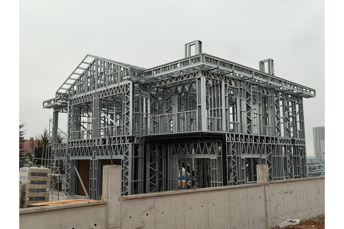 Ankara İncek’te Teslim Edilmiş 270 m² İki Katlı Çelik Ev – 5 Oda 4 Banyo, Depreme Dayanıklı, Geniş Aile Konutu