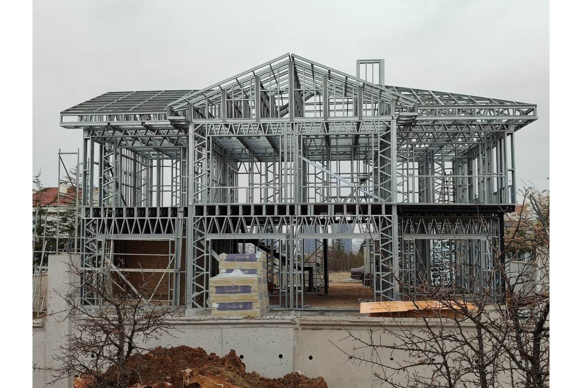 Ankara İncek’te teslim edilmiş 270 m² iki katlı çelik ev dış cephe görünümü