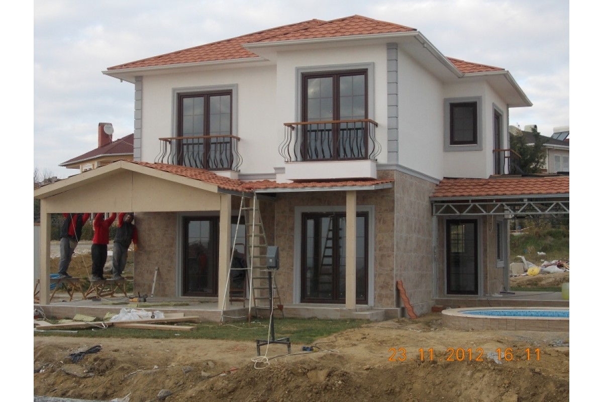 200 m² İki Katlı Çelik Ev – İstanbul Güzelce Referans Proje İstanbul Güzelce’de teslim edilmiş 200 m² iki katlı çelik ev dış cephe görünümü