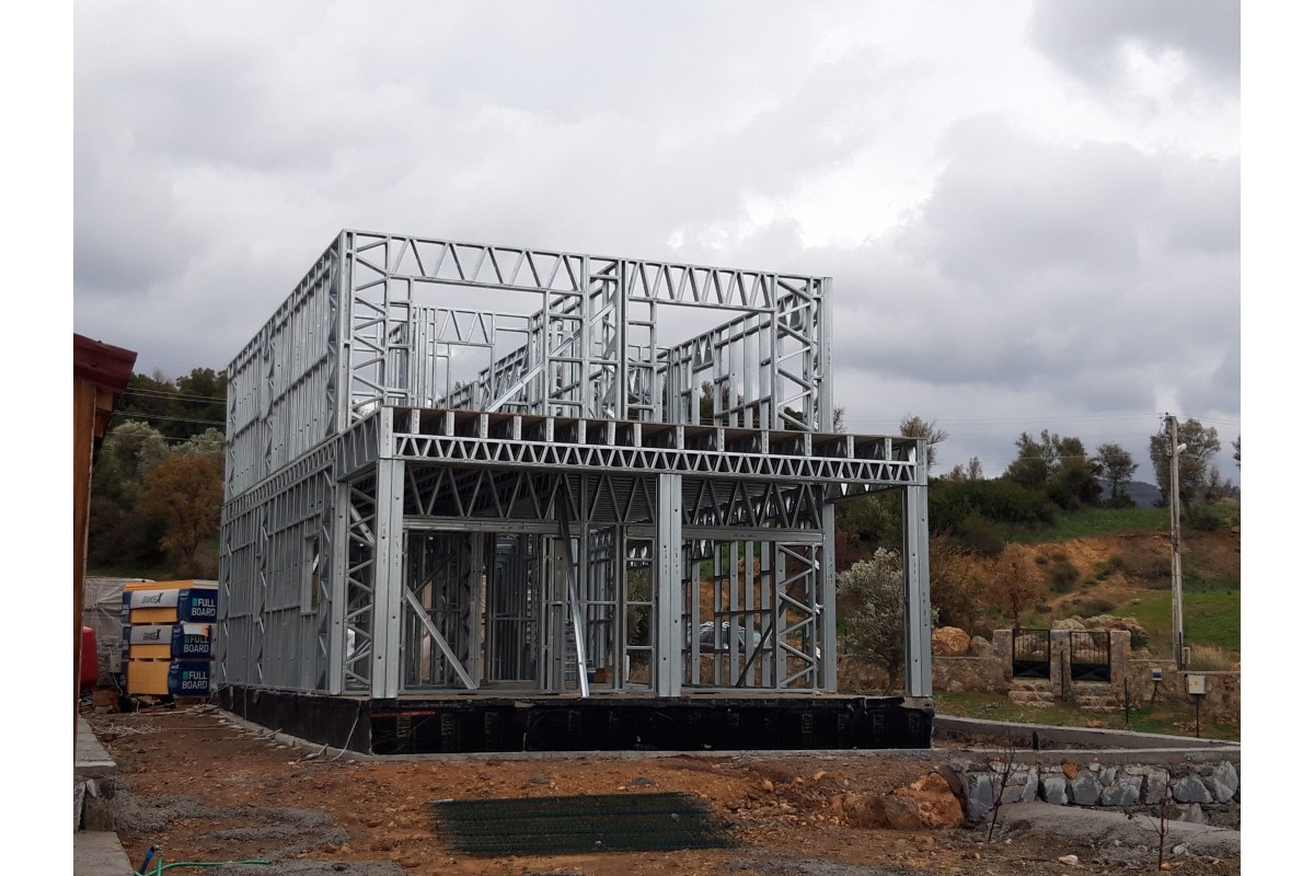 İzmir Seferihisar’da Teslim Edilmiş 230 m² İki Katlı Çelik Ev – 4 Oda 2 Banyo, Depreme Dayanıklı Modern Konut