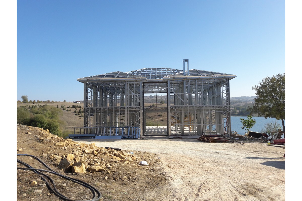 330 m² İki Katlı Çelik Ev – Bilecik Söğüt Referans Proje Bilecik Söğüt’te teslim edilmiş 330 m² iki katlı çelik ev yüksek tavanlı salon görünümü