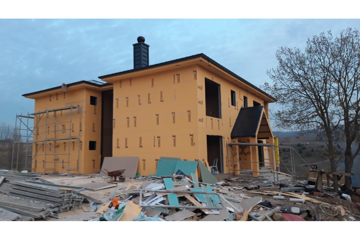 330 m² İki Katlı Çelik Ev – Bilecik Söğüt Referans Proje Bilecik Söğüt’te teslim edilmiş 330 m² iki katlı çelik ev yüksek tavanlı salon görünümü