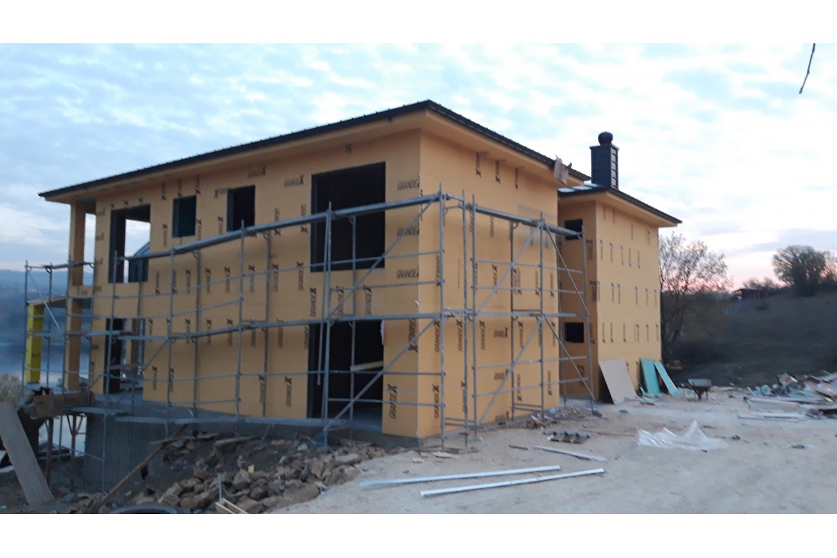 330 m² İki Katlı Çelik Ev – Bilecik Söğüt Referans Proje Bilecik Söğüt’te teslim edilmiş 330 m² iki katlı çelik ev yüksek tavanlı salon görünümü